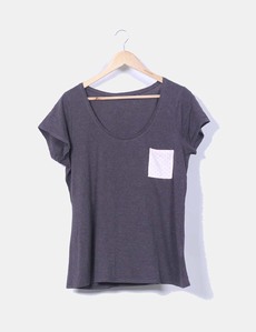 Camiseta gris marengo bolsillo rosa con topos Kiabi
