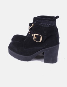 BotÃ­n negro con hebillas OxÃ­geno