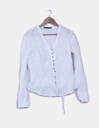 camisa blanca cruzada
