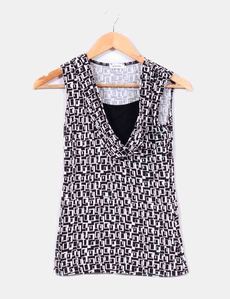 Top estampado blanco y negro cuello baba Pimkie