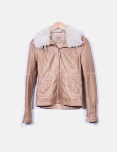 Chaqueta camel de polipiel con pelo en cuello Zara