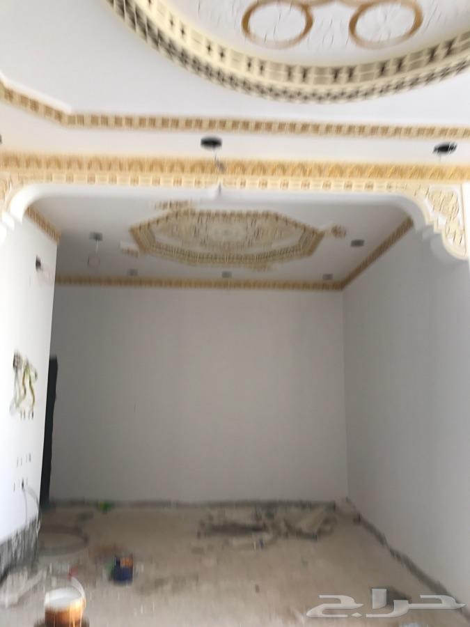 عمارة تجارية مكونة من خمسة أدوار بصامطة