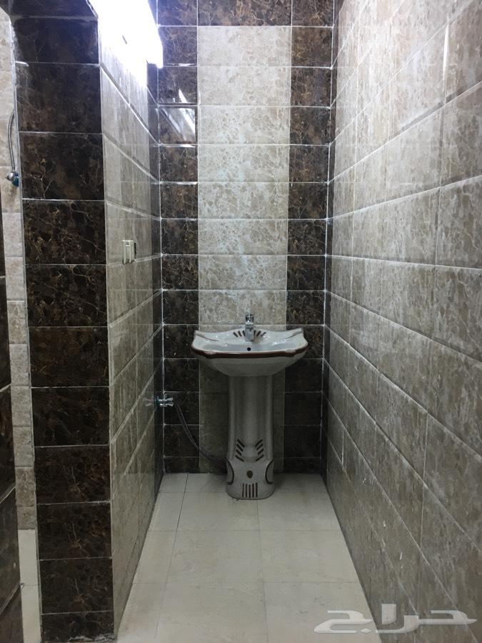 عمارة تجارية مكونة من خمسة أدوار بصامطة