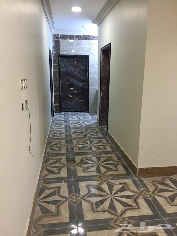 عمارة تجارية مكونة من خمسة أدوار بصامطة