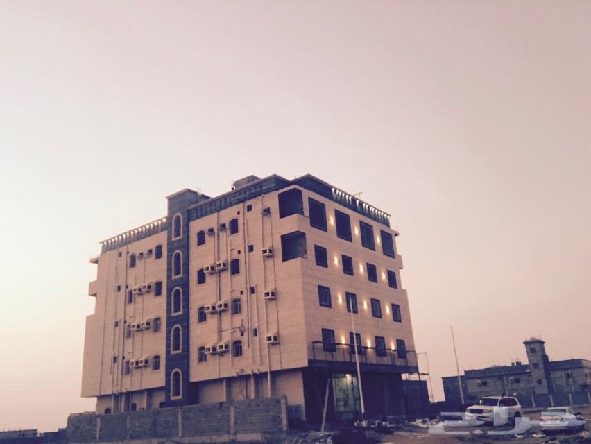 عمارة تجارية مكونة من خمسة أدوار بصامطة