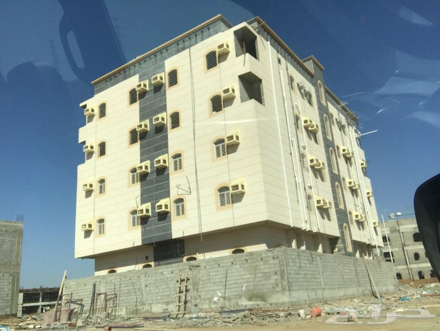 عمارة تجارية مكونة من خمسة أدوار بصامطة