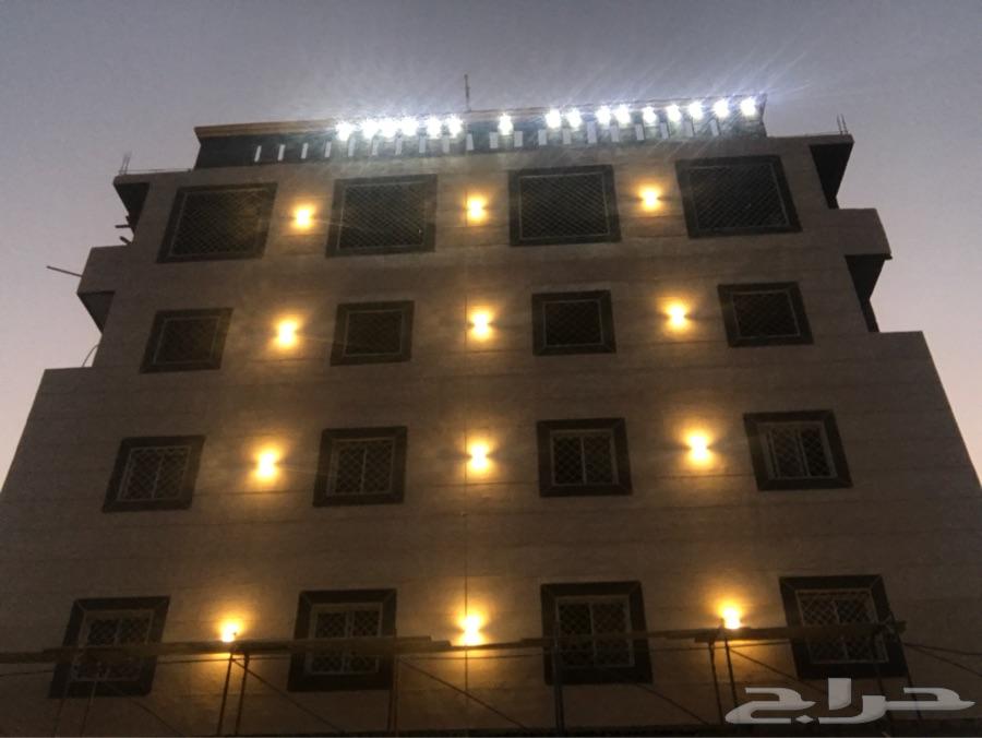 عمارة تجارية مكونة من خمسة أدوار بصامطة