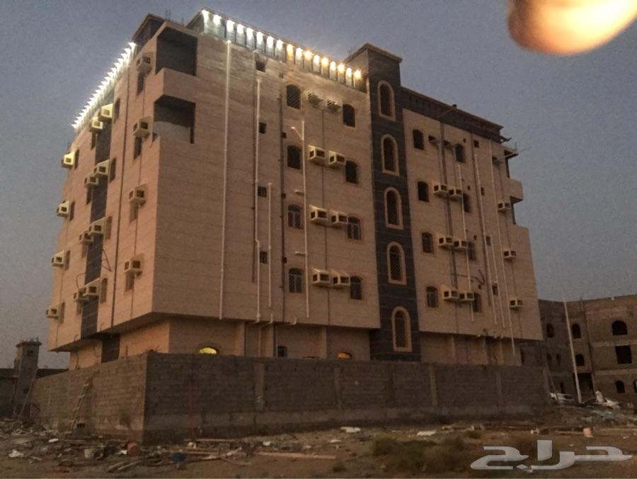 عمارة تجارية مكونة من خمسة أدوار بصامطة