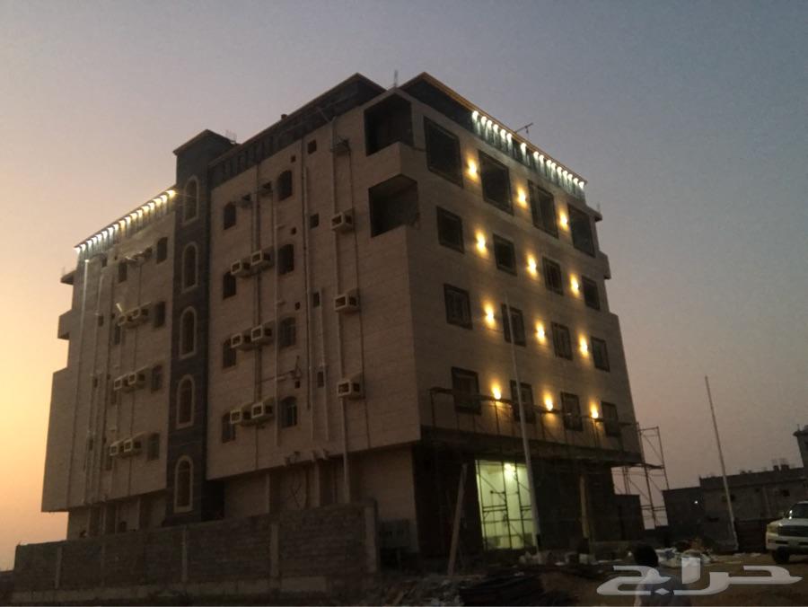 عمارة تجارية مكونة من خمسة أدوار بصامطة