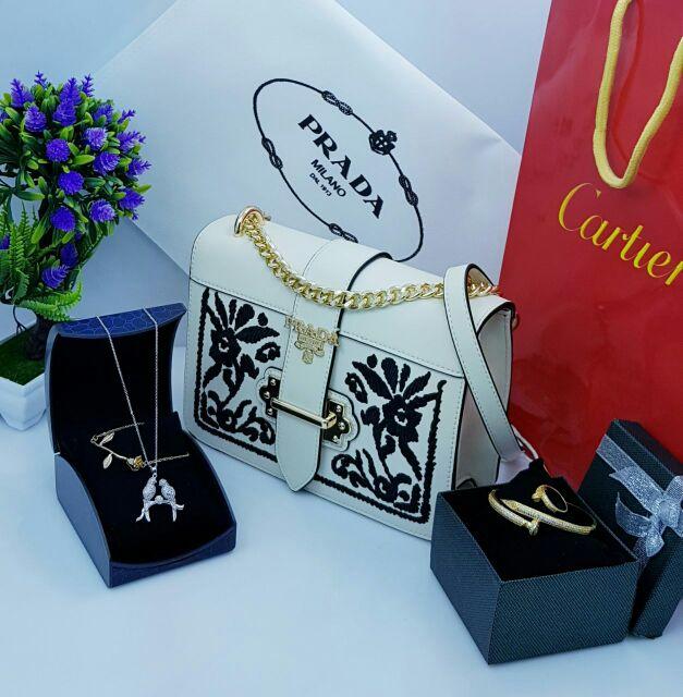 مجموعة نسائية من ماركة برادا و كارتير