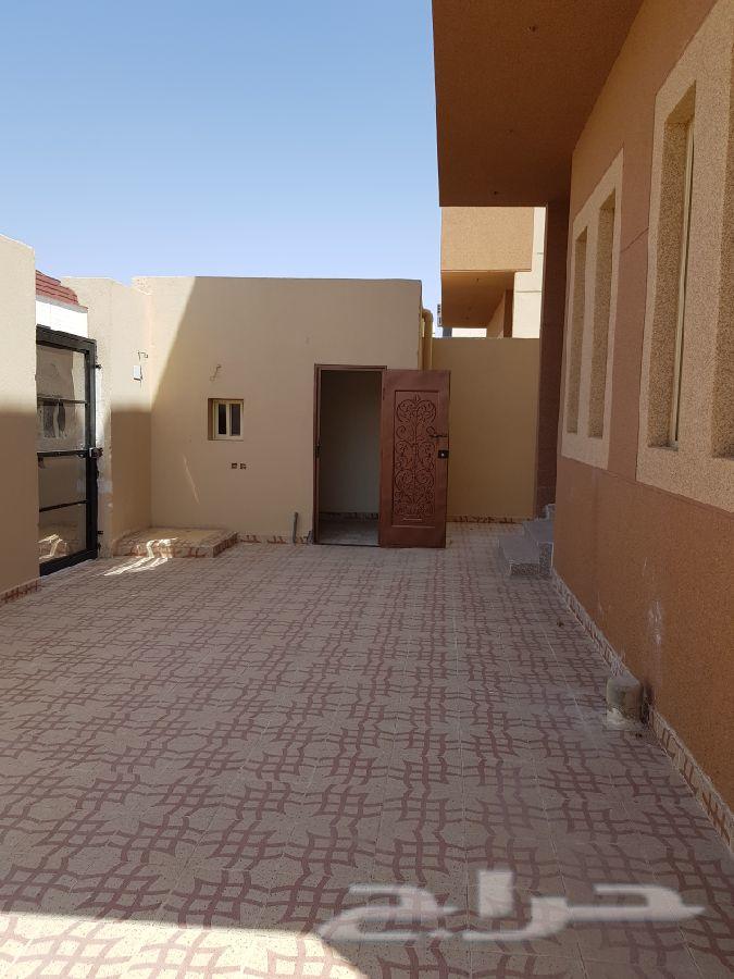 فلتين روف مع شقق أرضيه موقع مميز حى الملك فهد