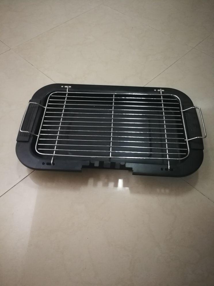 سرير اطفال مع مفرش وكرسي سيارة ومنوعات