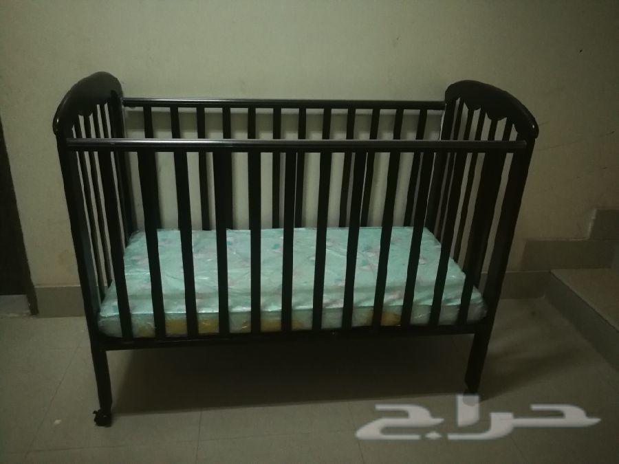 سرير اطفال مع مفرش وكرسي سيارة ومنوعات