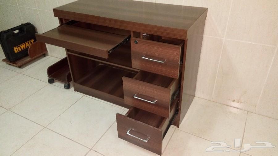 طاولة كومبيوتر مكتبي بحالة ممتازة 