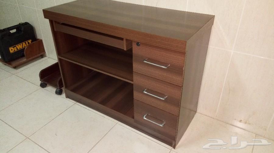 طاولة كومبيوتر مكتبي بحالة ممتازة 