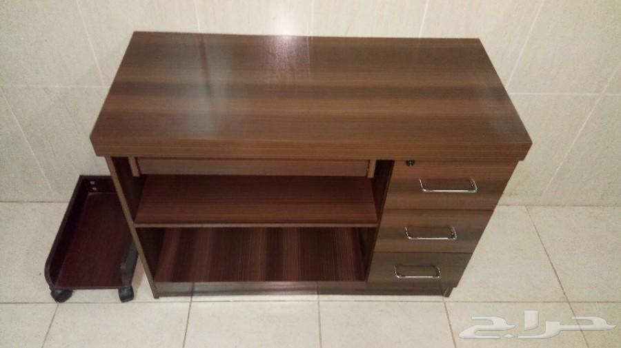 طاولة كومبيوتر مكتبي بحالة ممتازة 