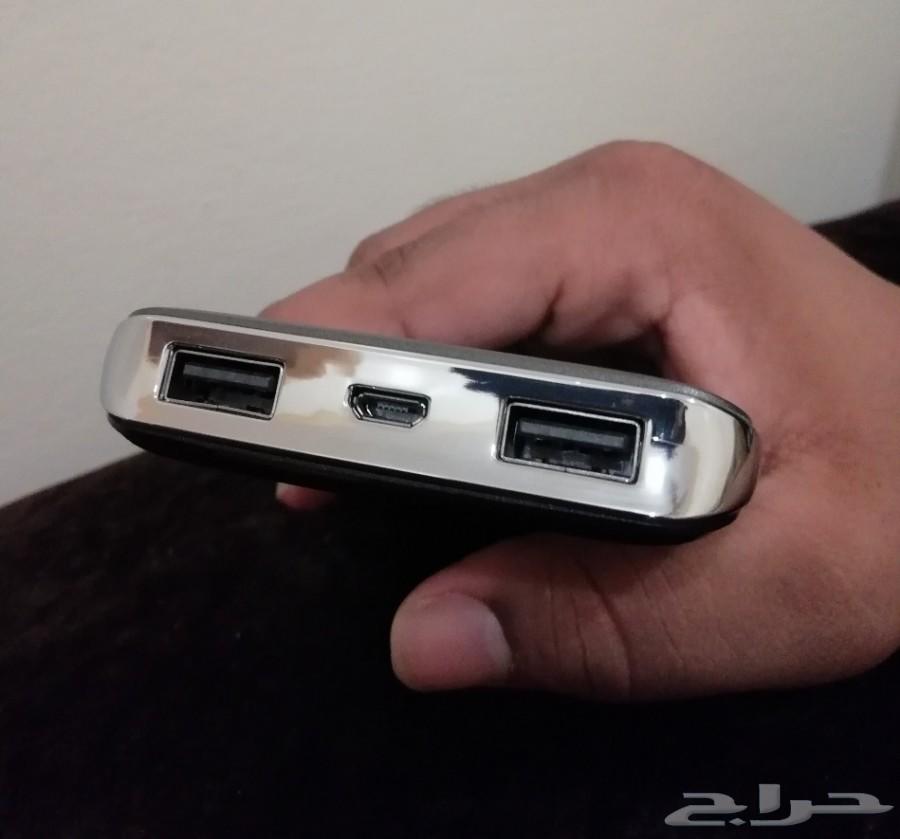 شاحن متنقل مع خاصية الشحن اللاسلكي