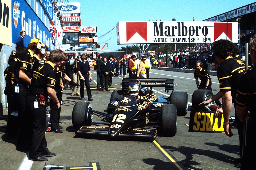 Nigel Mansell pits in his Lotus95T.