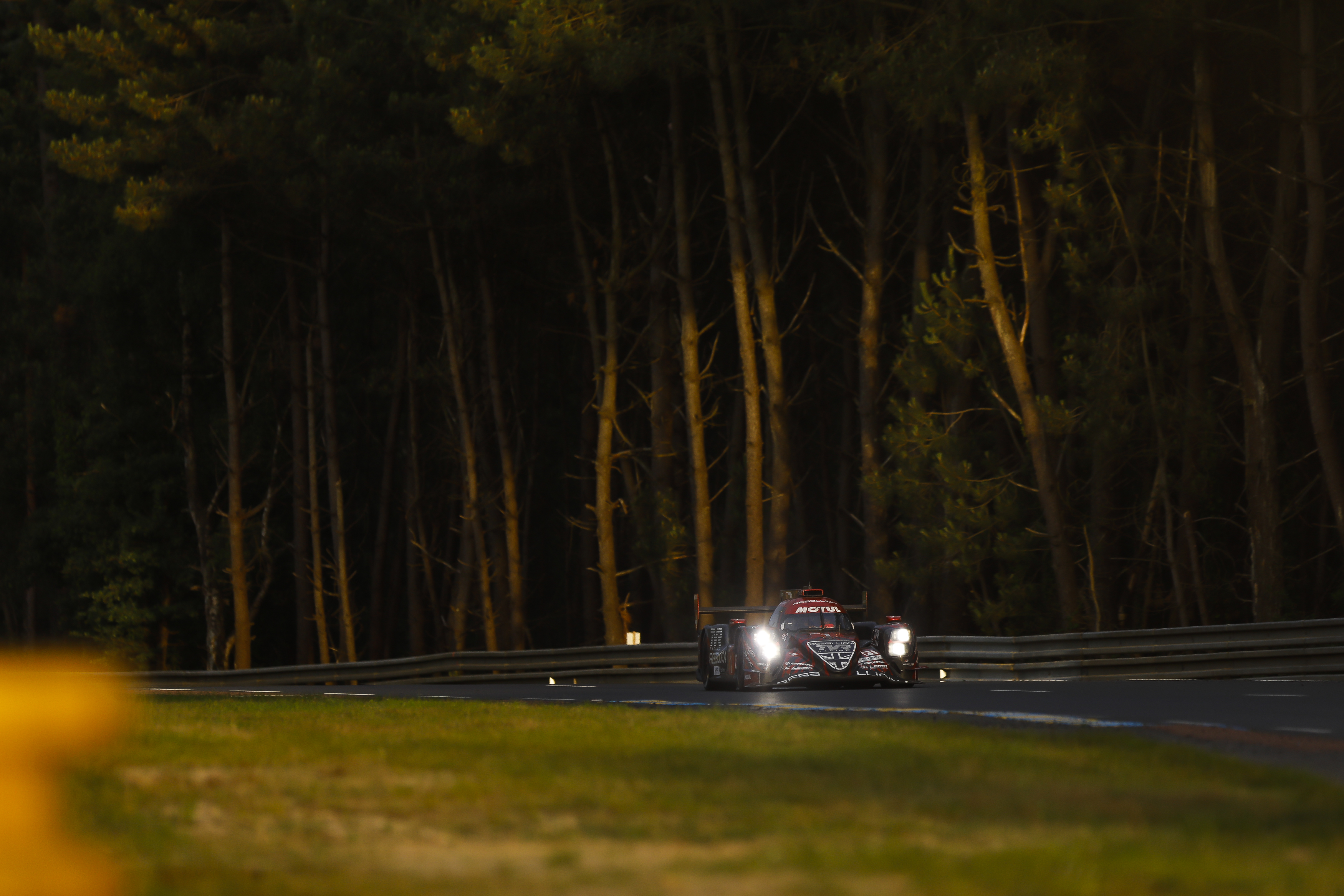 Most of the 13.626-metre Le Mans 24-Hours circuit consists of open roads. How are these transformed into an iconic car circuit?