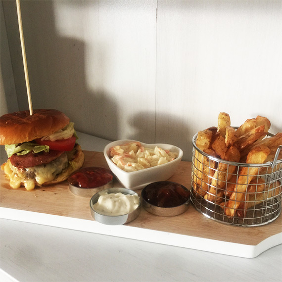 MACRO-FRIENDLY BURGER & CHIPS