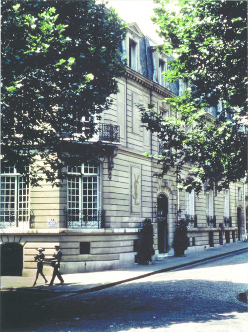 https://s3-eu-west-1.amazonaws.com/musee-ysl-paris/images/_default_2/FPBYSL-01.jpg