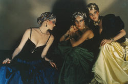 Guy Bourdin, Modèles de la collection haute couture automne-hiver 1976 dite « Opéra-Ballets russes », hôtel Sheraton, Vogue (Paris), septembre 1976., © Yves Saint Laurent. The Guy Bourdin Estate 2025. Avec l’aimable autorisation de la Louise Alexander Gallery. Fondation Pierre Bergé – Yves Saint Laurent