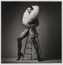 Jeanloup Sieff. Costume porté par Zizi Jeanmaire, imaginé par Yves Saint Laurent pour le spectacle Zizi, je t’aime, Paris, 1972., © Yves Saint Laurent  Estate of Jeanloup Sieff Fondation Pierre Bergé – Yves Saint Laurent