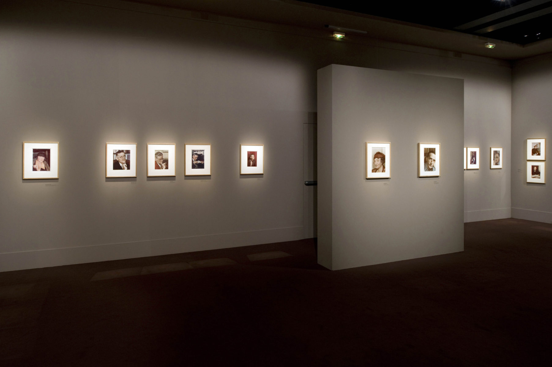 Tirage Argentique Original Gisèle Freund – Photo Noir Et Blanc, Exposition Sculpture Moderne, Encadré Années 1940-1990