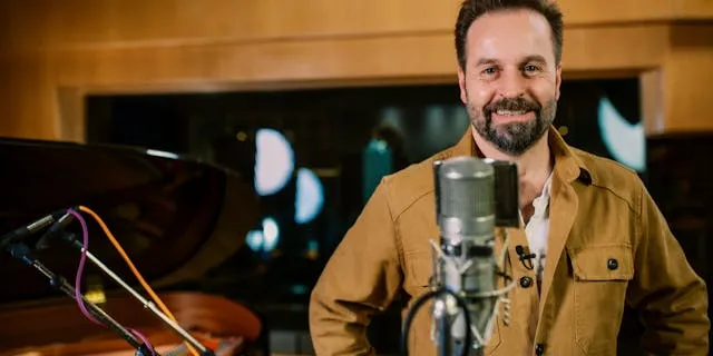 Tenor singer Alfie Boe releases his first online singing course with MusicGurus