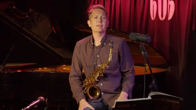 Combinar la escala de blues y las corcheas swing