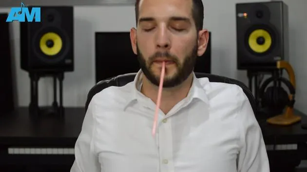 Ejercicio de la pajita con los hombros
