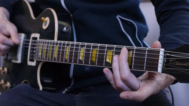 Fretting hand position