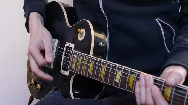 Wie man Gitarre und Plektrum hält