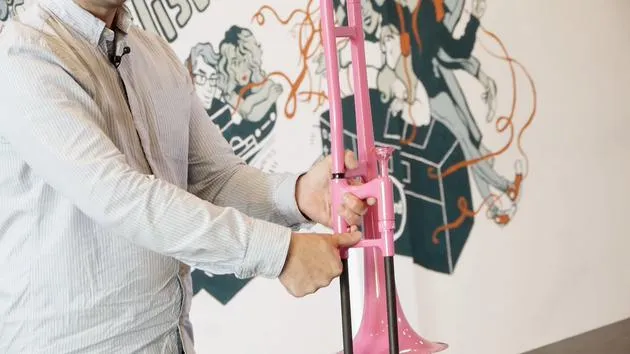 Apprends à tenir la coulisse du trombone