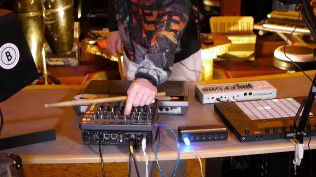 Cómo asignar los sonidos de la TR-09 a pads de batería externos Alesis