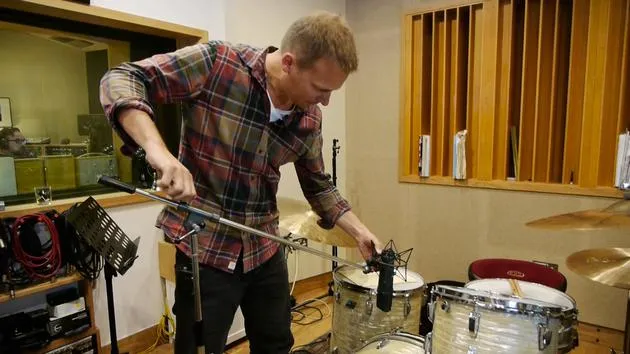 Wie man Schlagzeug mit einem 1-Mikrofon-Setup aufnimmt