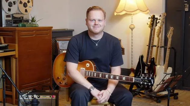 Wie man Gitarre anschlägt