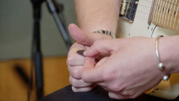 Wie man ein Gitarrenplektrum benutzt