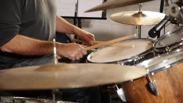 Double Stroke Rolls und Paradiddles