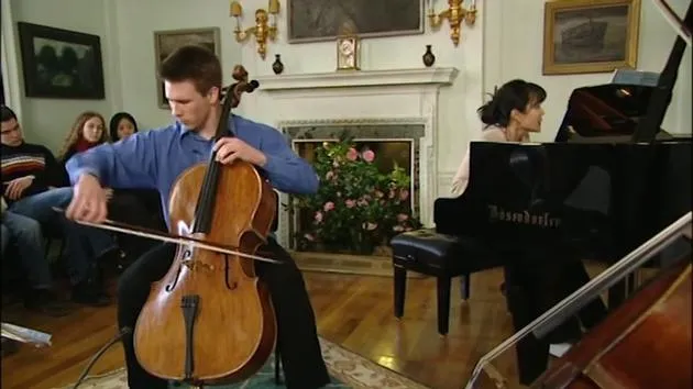 Interpretación de Guy Johnston, antiguo ganador del BBC Young Musician of the Year