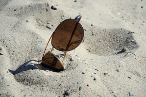 Foto:Pixabay Solglasögon nedstuckna i sanden på sandstrand