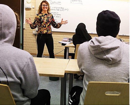 Carola Viksten Lärare som har genomgång inför klass