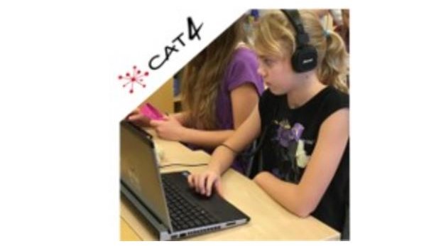 CAT4-Flicka Barn som gör kognitivt test på dator