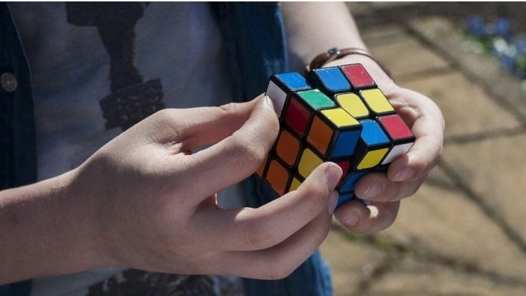 CAT4- Spatial förmåga Elev som leker med Rubiks kub