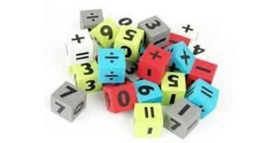 CAT4- Numerisk förmåga Tärningar i en hög med siffror och matematiska symboler