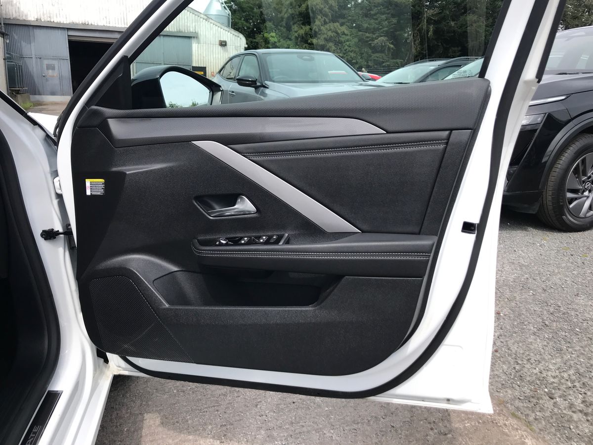 2025 Vauxhall Astra 1.2 Turbo 130 Ultimate 5dr Auto - vehicle photo 16 for sale on PureCar
