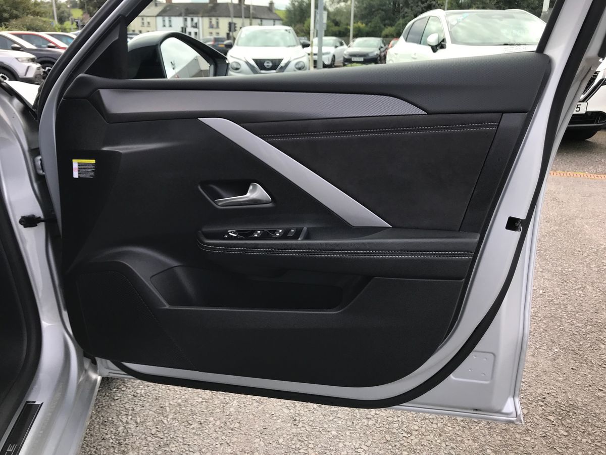 2025 Vauxhall Astra 1.2 Turbo 130 Ultimate 5dr - vehicle photo 16 for sale on PureCar