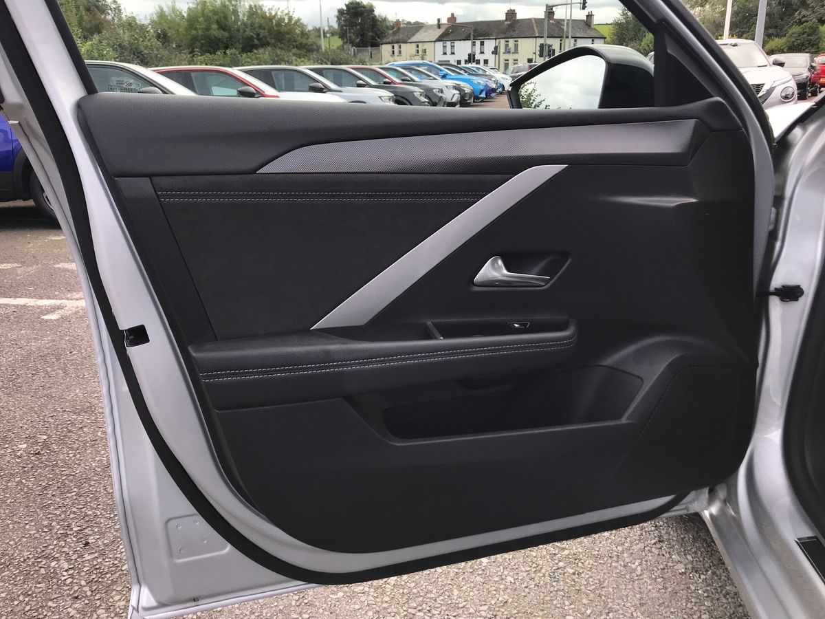 2025 Vauxhall Astra 1.2 Turbo 130 Ultimate 5dr - vehicle photo 17 for sale on PureCar