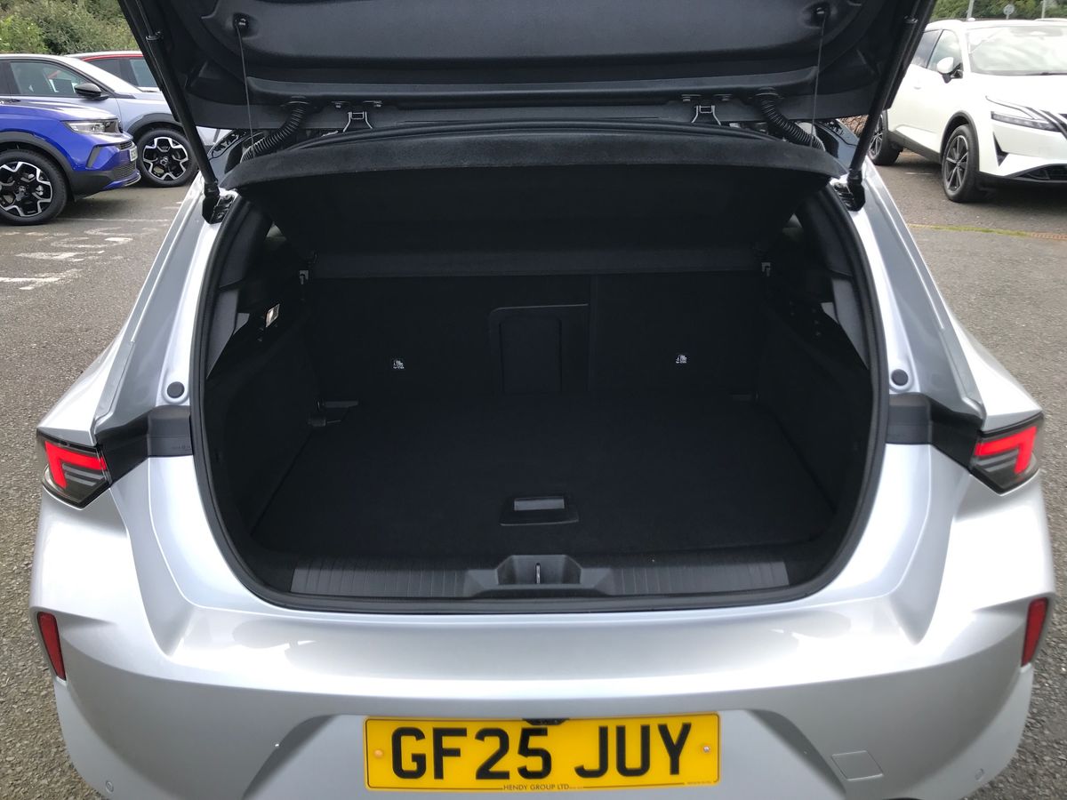 2025 Vauxhall Astra 1.2 Turbo 130 Ultimate 5dr - vehicle photo 8 for sale on PureCar