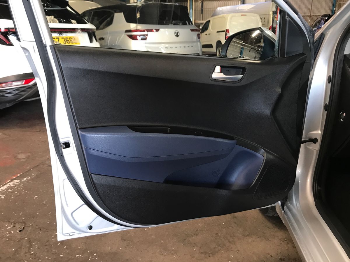 2015 Hyundai i10 1.2 Premium 5dr Auto - vehicle photo 17 for sale on PureCar